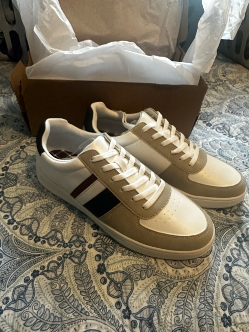NIB Mens Portland Casual Low-Top Sneakers in White and Tan